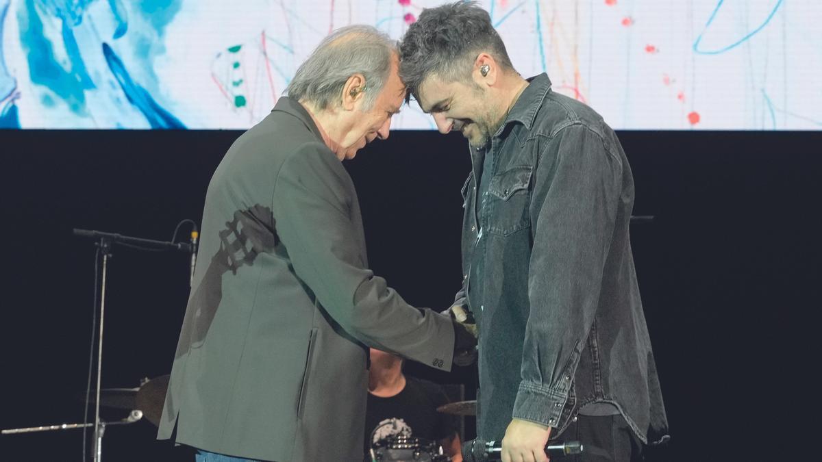 David Muñoz (Estopa) comparte escenario con Joan Manuel Serrat en el concierto solidario por los afectados por la dana. Noviembre de 2024.