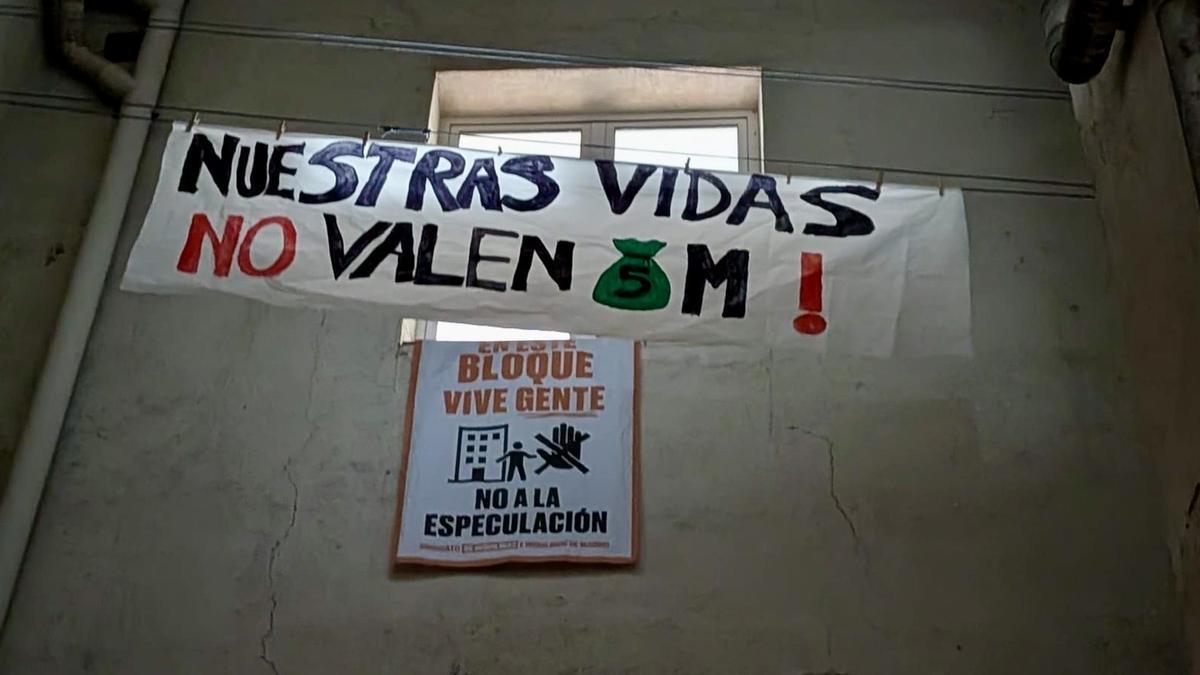 Uno de los carteles deplegado en el patio interior del edificio de Valverde, 42 en Madrid.