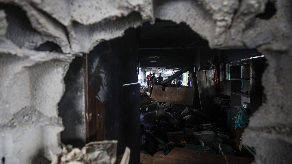 Palestinos inspeccionan la escuela Al Jerjawi, en el barrio de Al Daraj, en la ciudad de Gaza, tras un ataque de Israel.