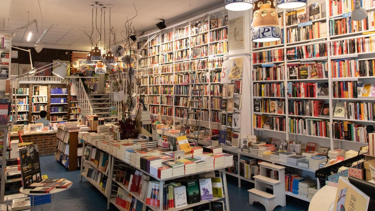 La librería Rafael Alberti de Madrid se prepara para el Día del Libro.
