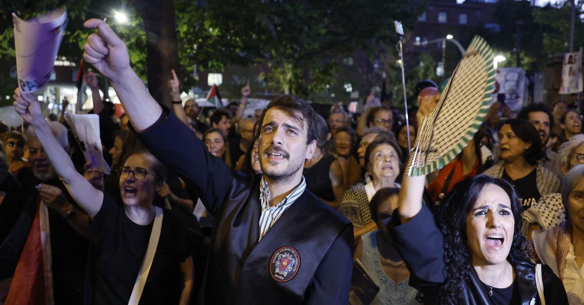 Medio millar de juristas clama ante la Embajada de Israel por el fin del "genocidio"