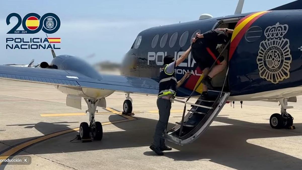 Detención de dos jóvenes canarios por la filtración de datos de políticos.