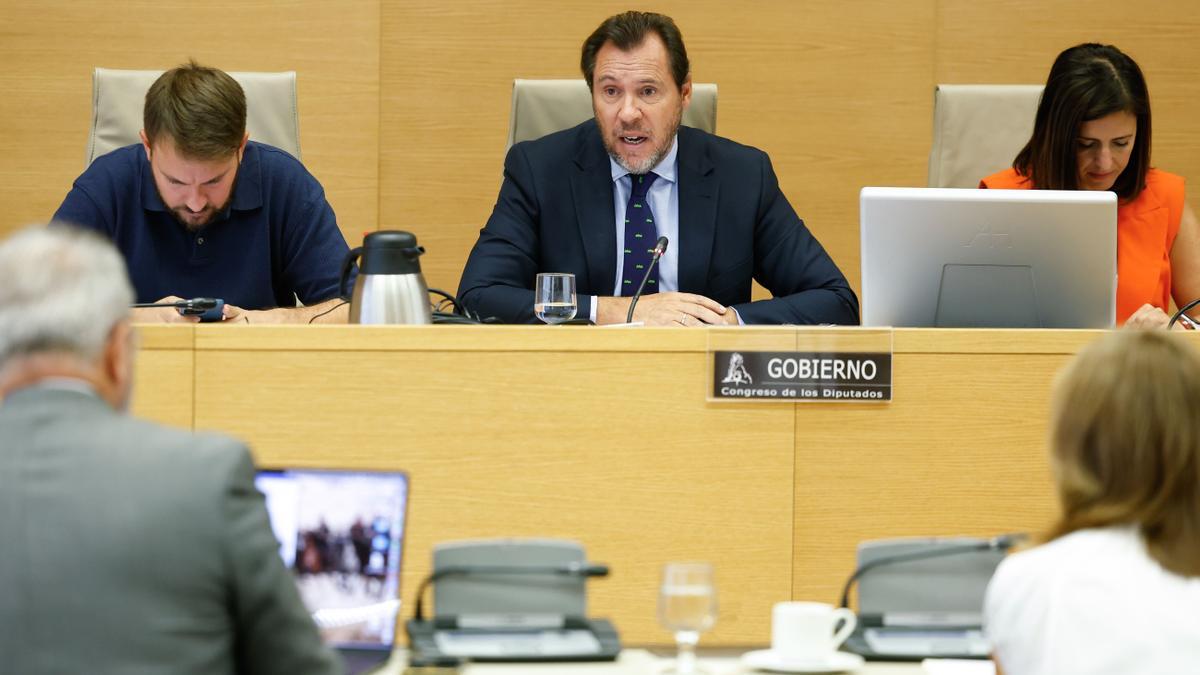 El ministro de Transportes, Óscar Puente, comparece a petición propia en el Congreso para aclarar cuál es la situación del sistema ferroviario y explicar las causas de las interrupciones y retrasos en la red