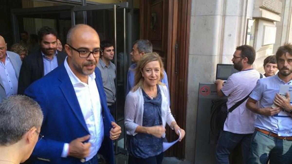 El conseller de Interior, Miquel Buch, y la alcaldesa de Vilanova i la Geltrú (Barcelona), Neus Lloveras.