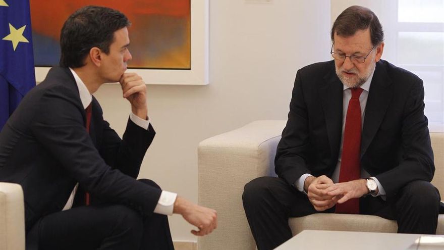 Mariano Rajoy y Pedro Sánchez durante su encuentro en la Moncloa.