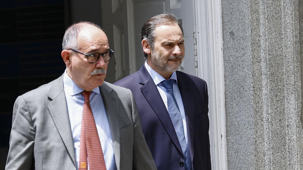 El exministro José Luis Ábalos y su abogado a la salida del Tribunal Supremo.