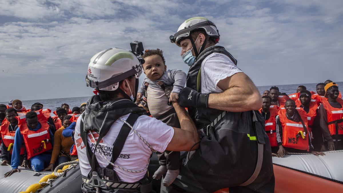 Un bebé es rescatado de un bote por el equipo del barco Geo Barents de Médicos Sin Fronteras