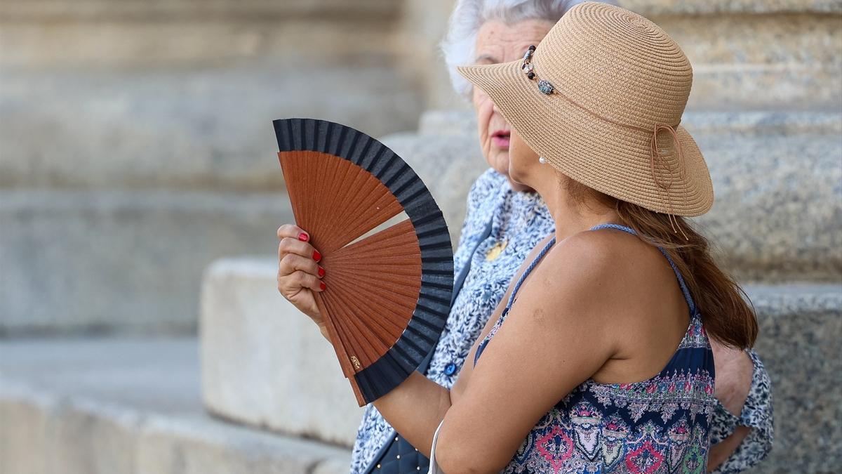 Una mujer se abanica durante la ola de calor en Madrid (España).
