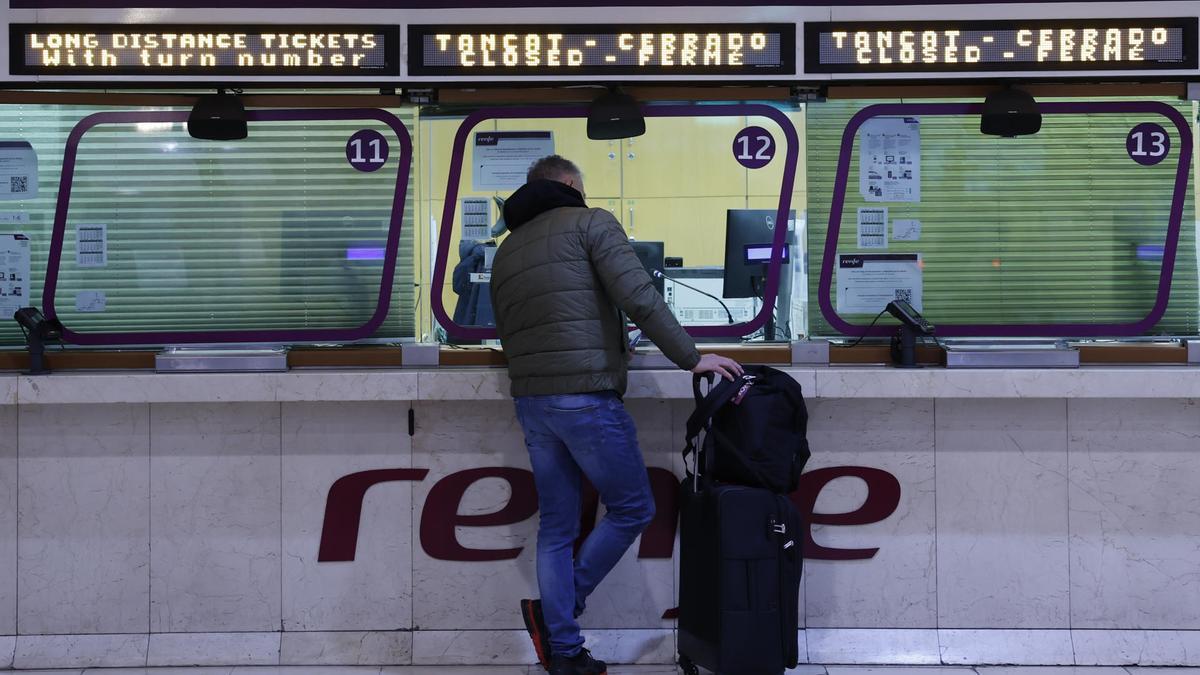 Viajeros buscando información por el paro de Rodalies en la estación de Sants (Barcelona).