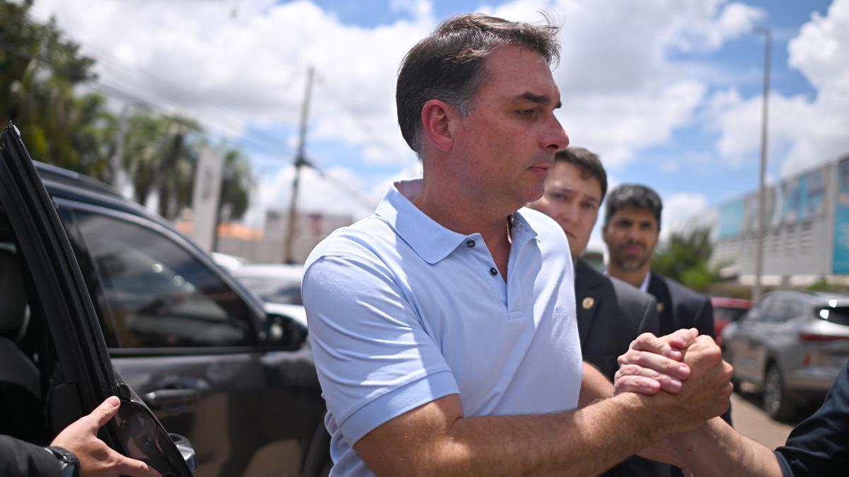 El hijo del expresidente brasileño Jair Bolsonaro, el senador Flávio Bolsonaro, saluda a un seguidor afuera del hospital.