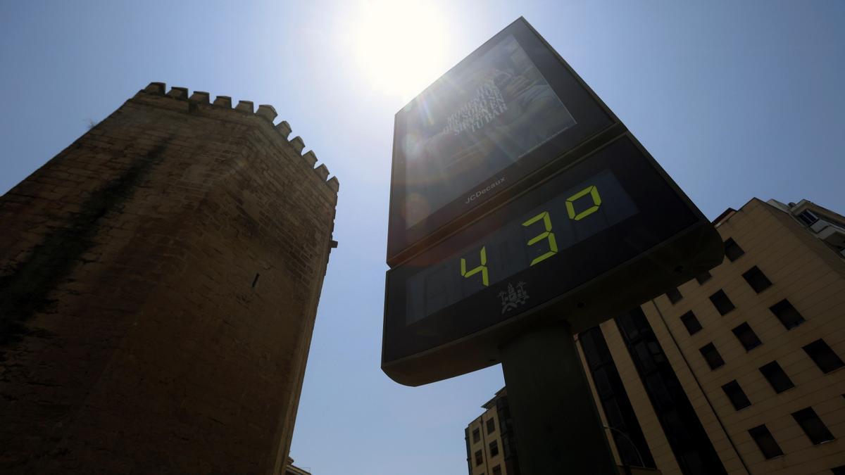 Un termómetro de calle junto a la Torre de la Malmuerta en Córdoba marca 43 grados este martes en el que continúa la ola de calor un día más con todo el país en alerta ante la previsión de máximas este martes de hasta 43 grados en puntos de Andalucía.
