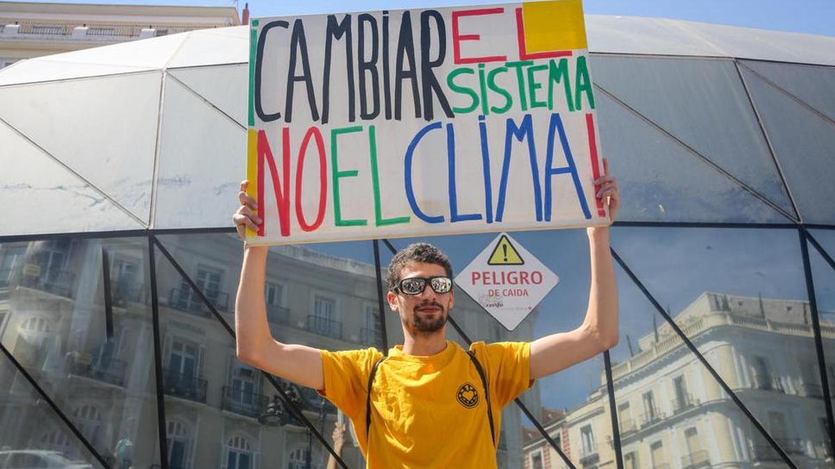 Un asistente a una protesta por el clima en Madrid.