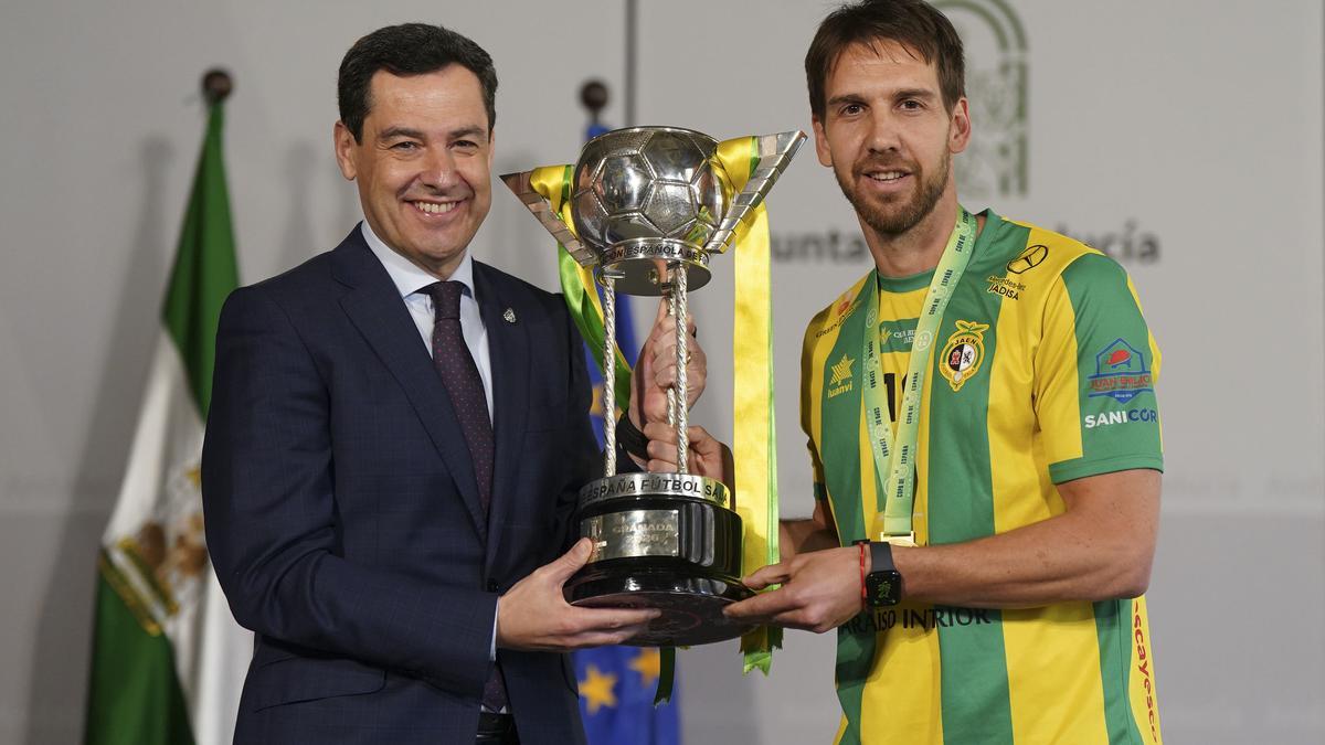 El presidente andaluz, Juanma Moreno, en un homenaje deportivo en la sede de la Presidencia de la Junta, en Sevilla.