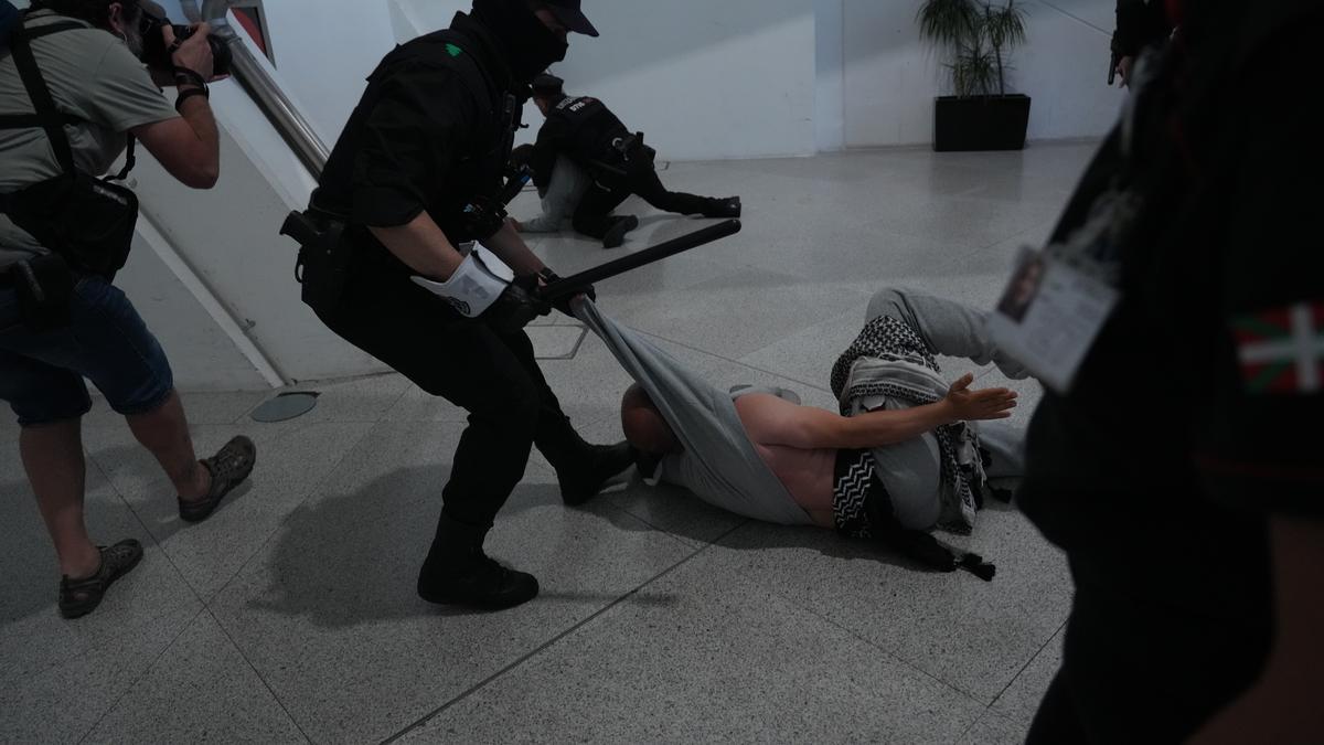 La violencia contra activistas y las infiltraciones en colectivos reabren el debate sobre la represión policial