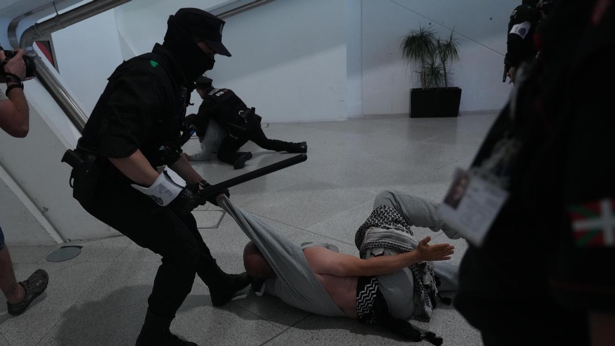 Miembros de la Ertzaintza detienen a varios activistas en el aeropuerto de Bilbao el pasado 23 de mayo.