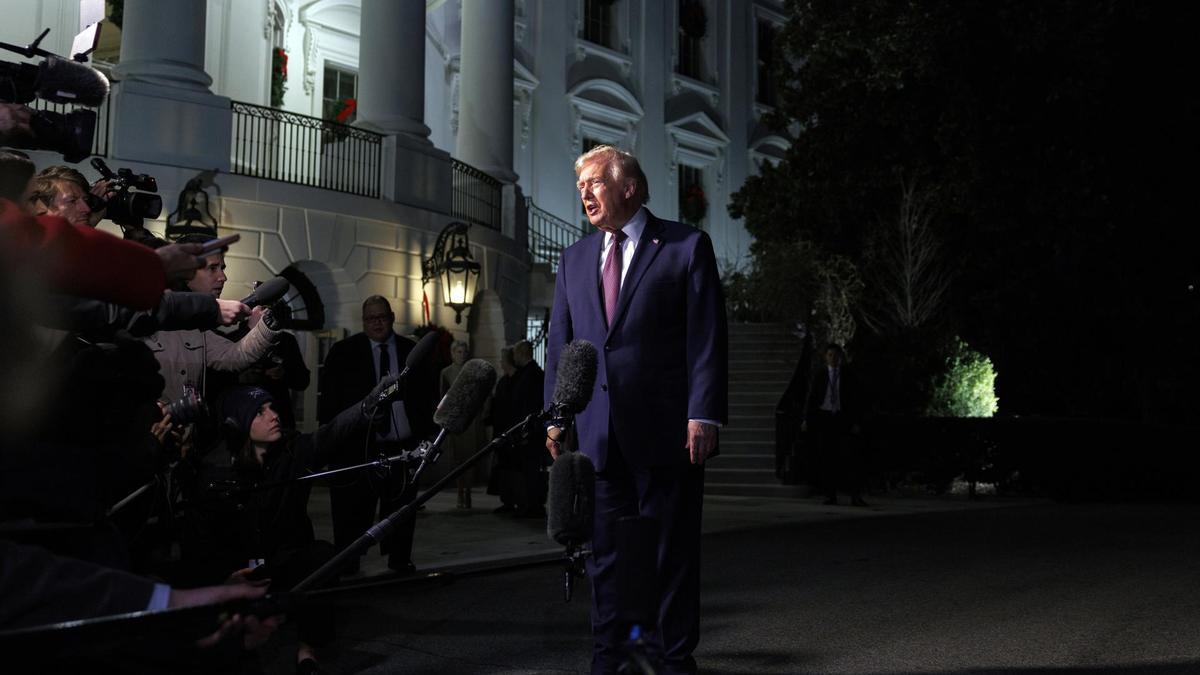 El presidente de Estados Unidos, Donald Trump, se detiene para hablar con los medios mientras se prepara para partir en el Marine One.