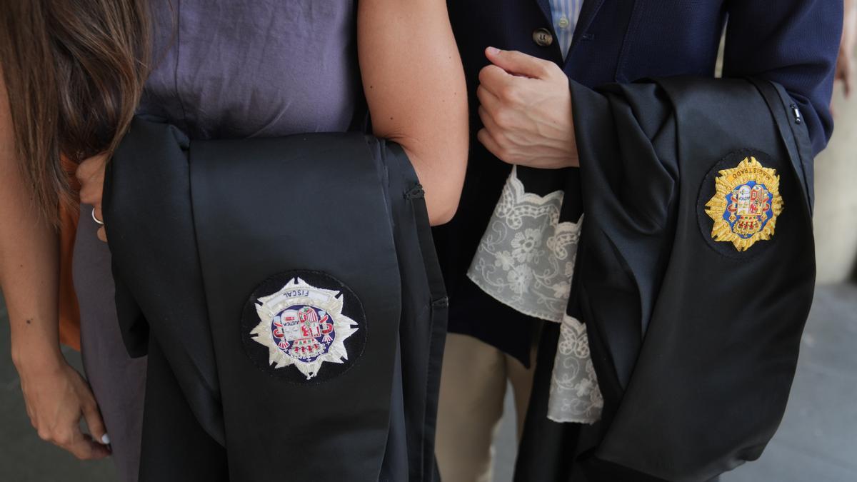 Jueces y fiscales con las togas en las manos, durante un paro de diez minutos de asociaciones de jueces y fiscales, frente a Ciutat de la Justicia, a 11 de junio de 2025, en Barcelona.