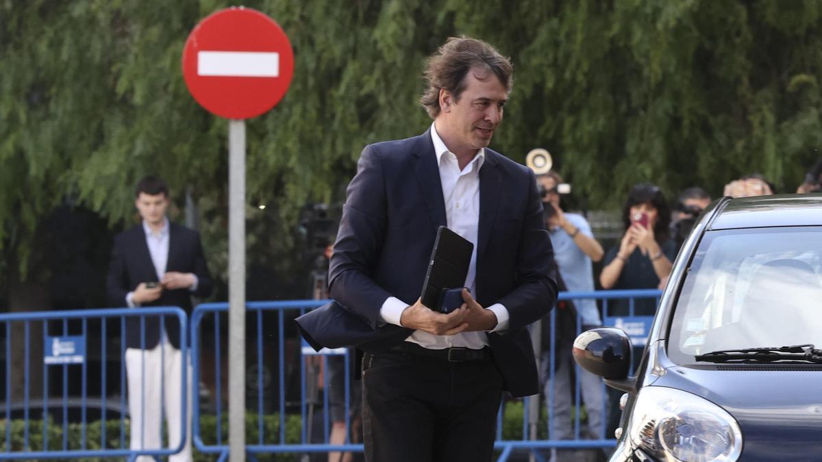 David Sánchez, hermano del presidente del Gobierno, a su llegada para declarar este jueves como acusado en el juicio por su contratación en la Diputación de Badajoz, una vez concluida la fase testifical, en la que la sala ha escuchado el interrogatorio a más de cuarenta testigos, algunos de ellos también peritos.