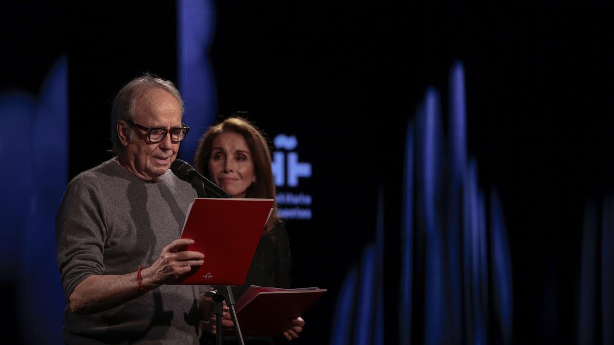 Joan Manuel Serrat y Ana Belén recitan a Joan Margarit en el Instituto Cervantes de Madrid el 18 de febrero de 2026..