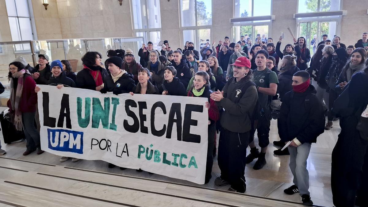 Una treintena de personas se han concentrado en la Ciudad Universitaria de Madrid.