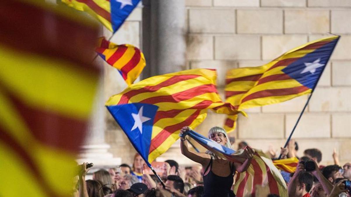 Concentración el viernes a las puertas del Palau de la Generalitat durante el pleno del Parlament.