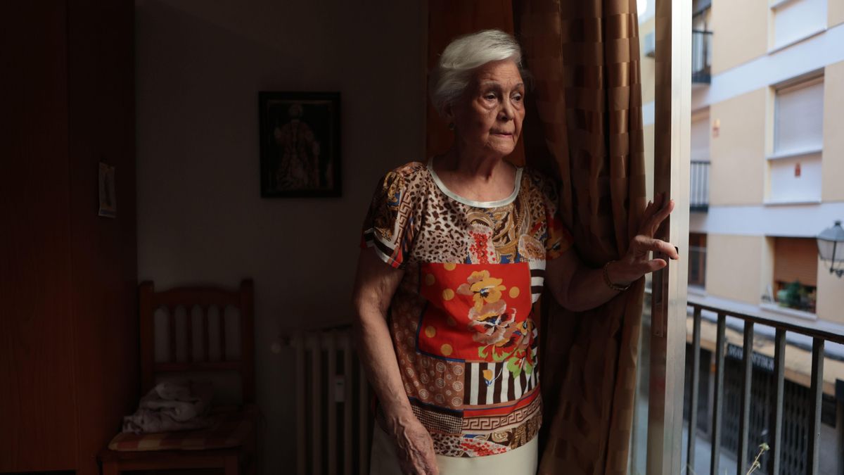 Francisca López, de 82 años, en su vivienda de Madrid.