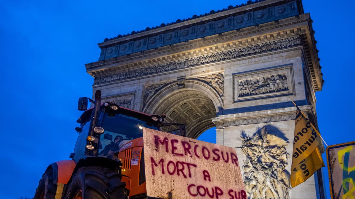 Tractores bloquean la carretera frente al Arco del Triunfo en París, Francia.