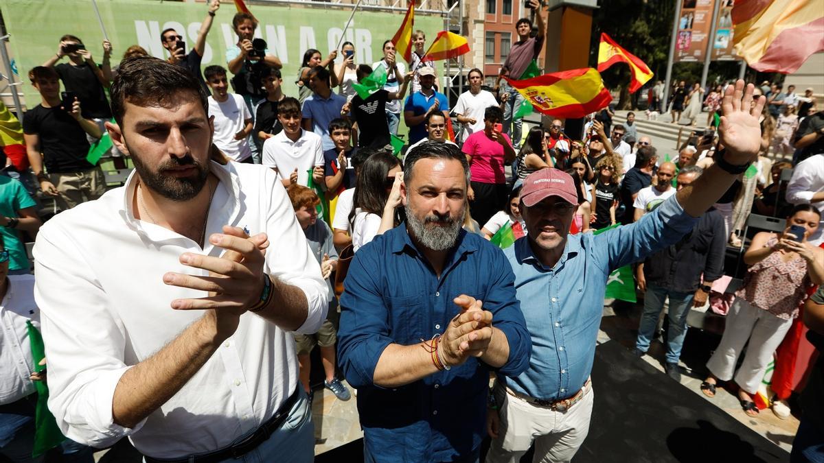 El presidente de Vox en la Región de Murcia, José Ángel Antelo, el líder de VOX, Santiago Abascal, y el eurodiputado, Jorge Buxadé.