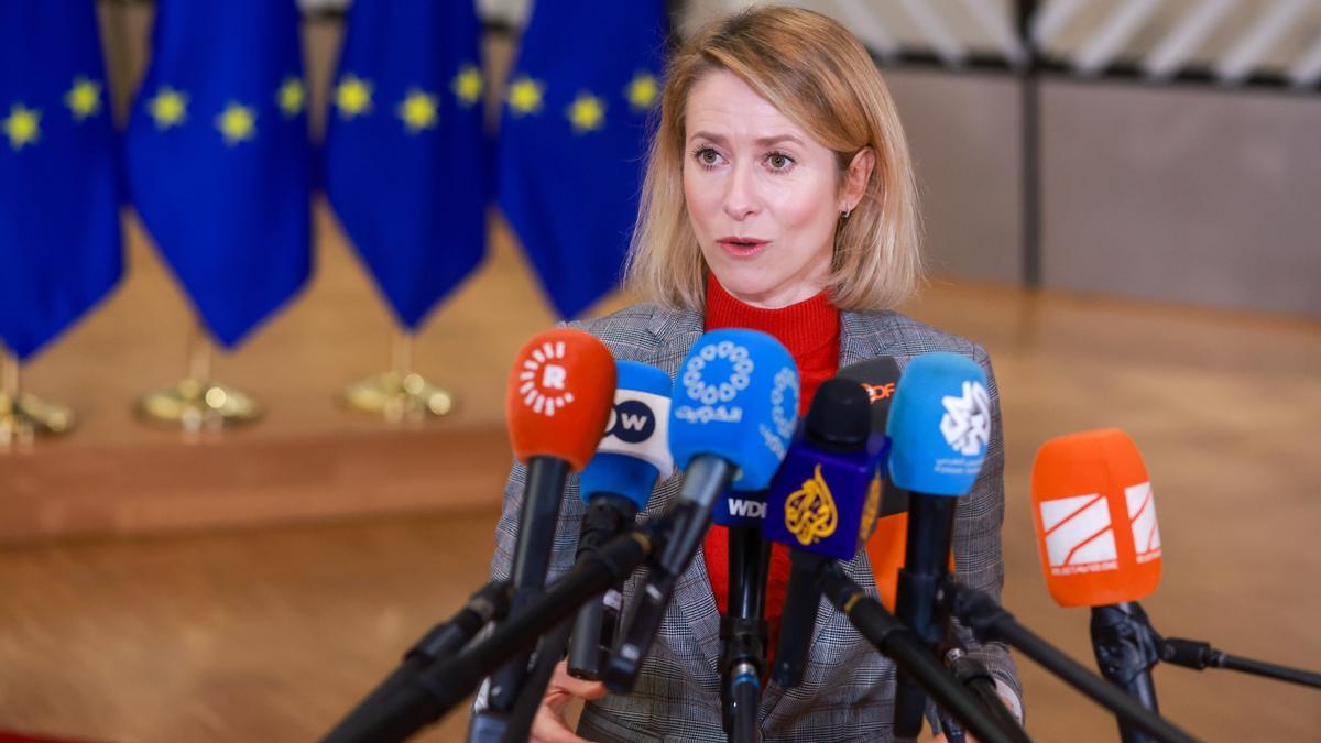 La Alta Representante de la Unión Europea para Asuntos Exteriores, Kaja Kallas, atiende a los medios.