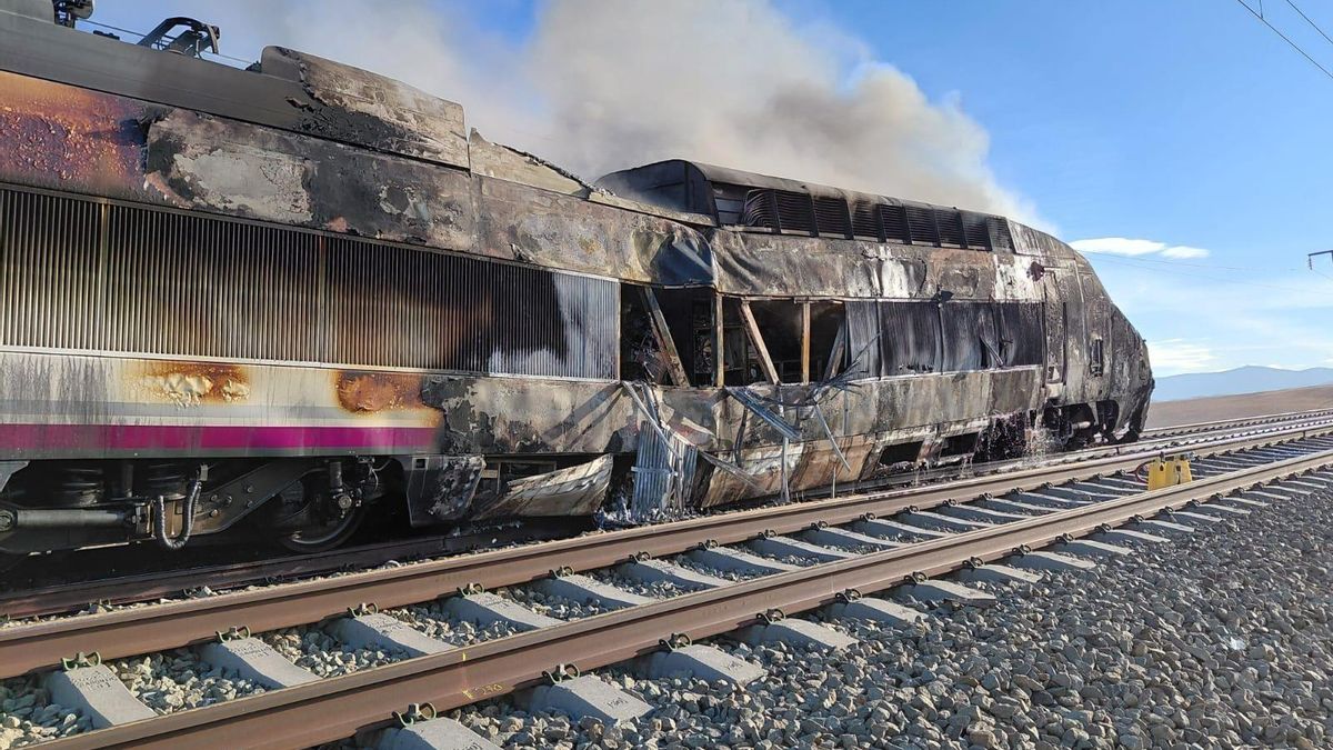 Un incendio en la locomotora de un AVE obliga a suspender el servicio entre Madrid y Barcelona