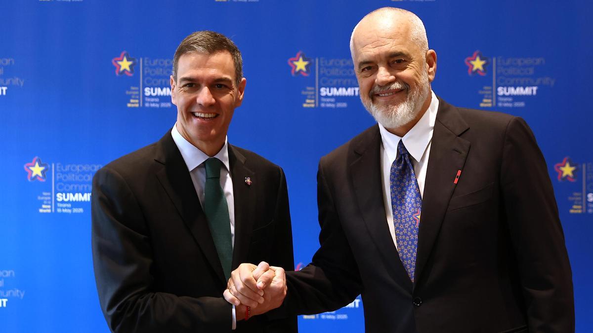 El presidente del Gobierno español, Pedro Sánchez, durante la reunión mantenida con el primer ministro albanés, Edi Rama.