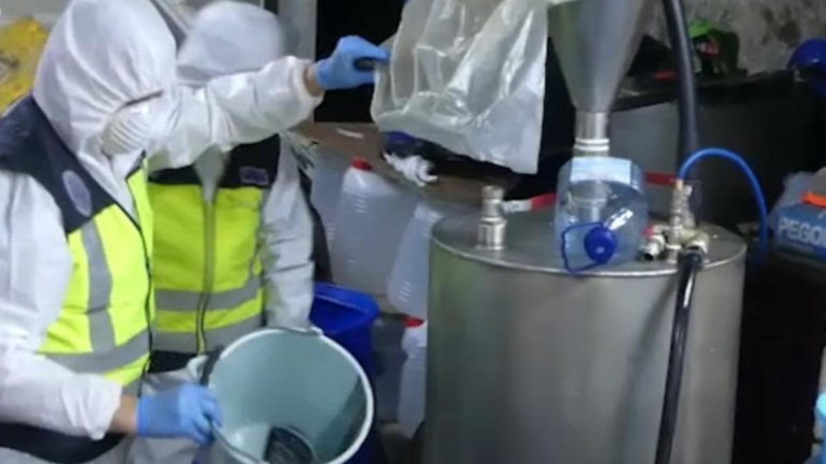Policías inspeccionan el laboratorio