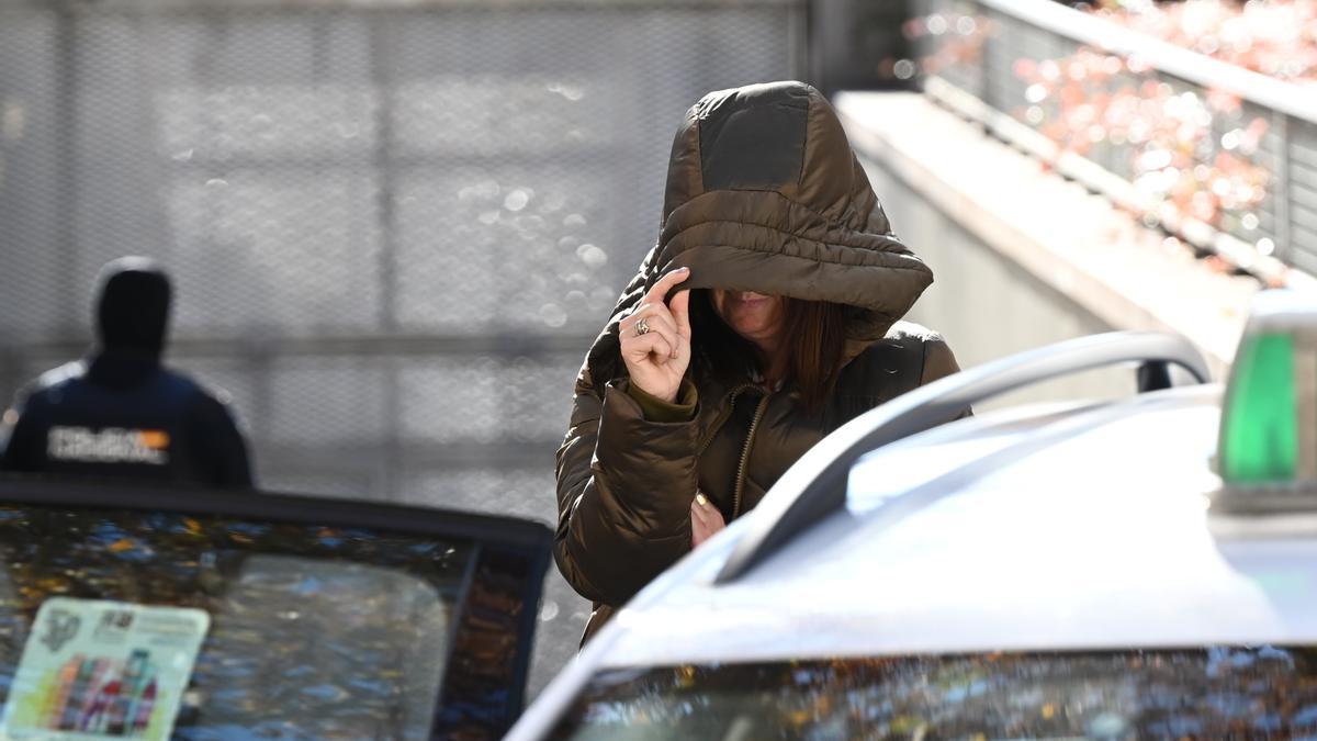 La exmilitante socialista Leire Díez a su salida del aparcamiento de la Audiencia Nacional.