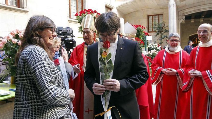 Puigdemont reivindica la lengua y cultura catalana ante los “dragones feroces”