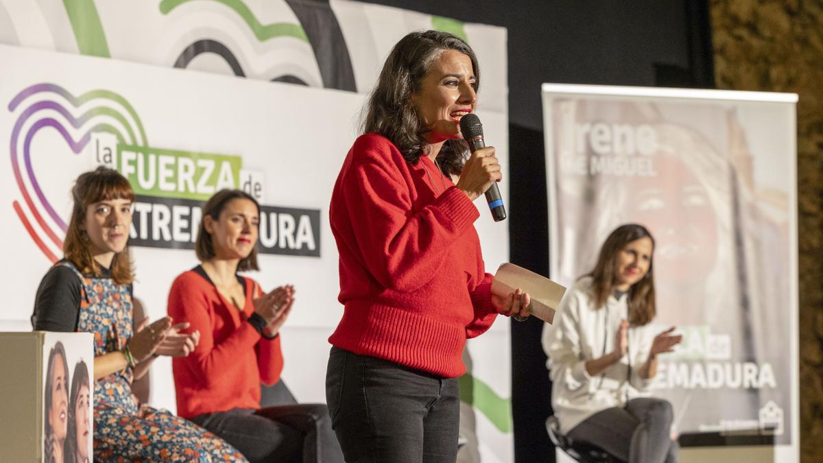 La líder de Podemos en Extremadura, Irene de Miguel, en un acto de campaña.