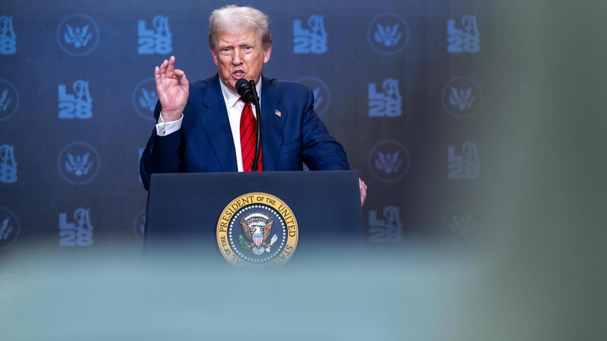 El presidente de Estados Unidos, Donald J. Trump, responde a una pregunta de los medios de comunicación.