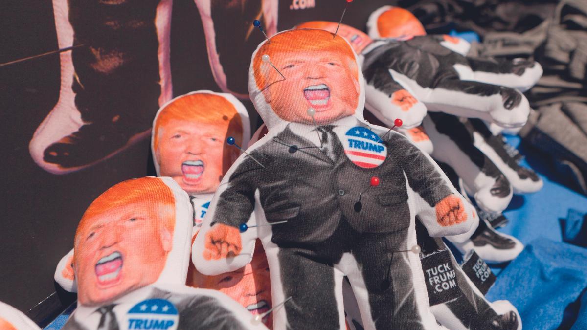 Muñecos de vudú de Donald Trump a la venta en un mercadillo de Nueva York el pasado enero.