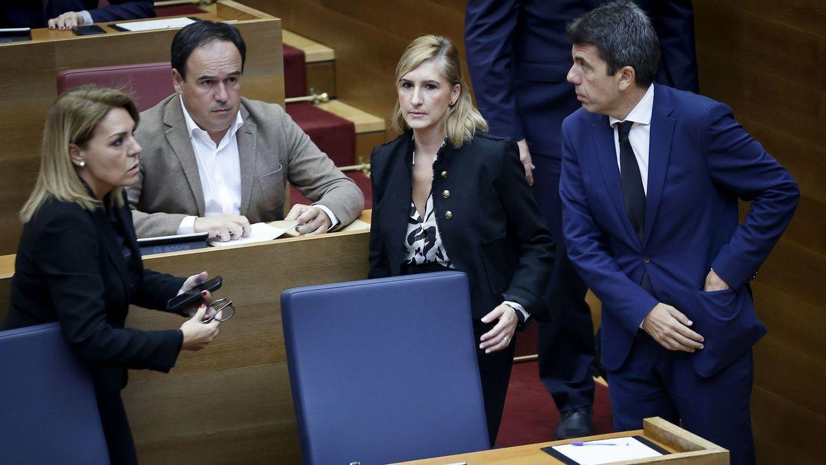 El presidente valenciano, Carlos Mazón, junto a la exconsellera Salomé Pradas en las Cortes Valencianas.