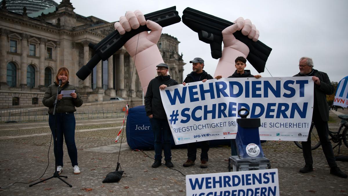Activistas protestan contra el servicio militar obligatoriofrente al Parlamento alemán.