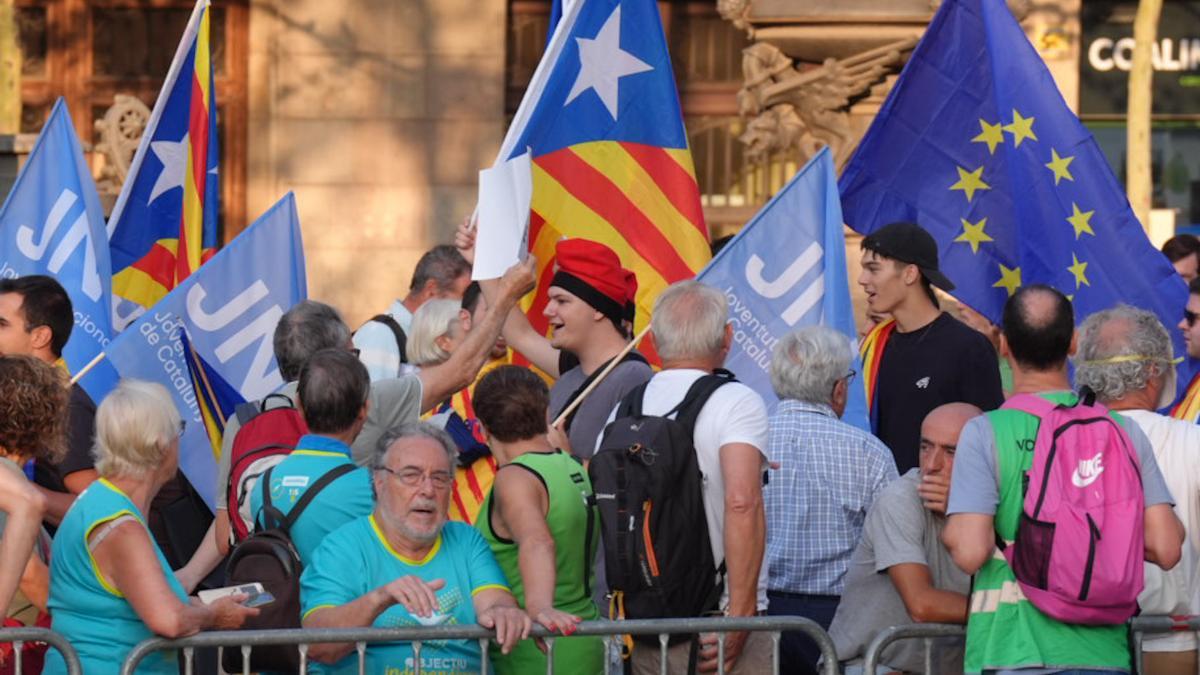 Varias personas durante una concentración para recibir al expresidente de la Generalitat Carles Puigdemont.