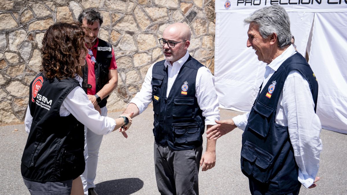 La presidenta de la Comunidad de Madrid, Isabel Díaz Ayuso, saluda al delegado del Gobierno en Madrid, Francisco Martín, durante una visita el Puesto de Mando Avanzado (PMA) por el incendio de Almorox.