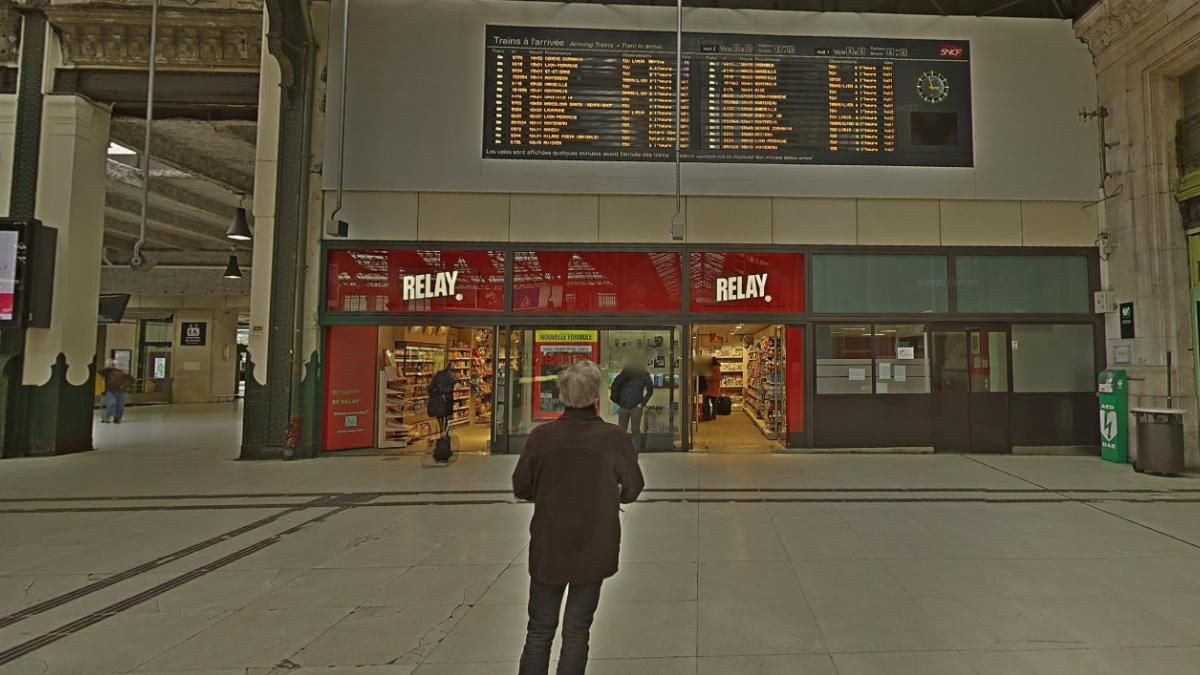 El magnate francés Bolloré acaba con el último reducto de independencia editorial en su red de librerías