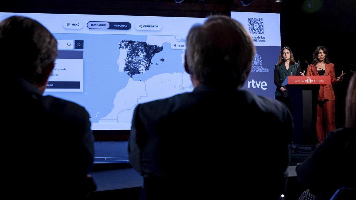 Momento de la presentación del mapa audiovisual de fosas del franquismo: 'El país de las 6.000 fosas' este miércoles en el Instituto Cervantes, en Madrid.