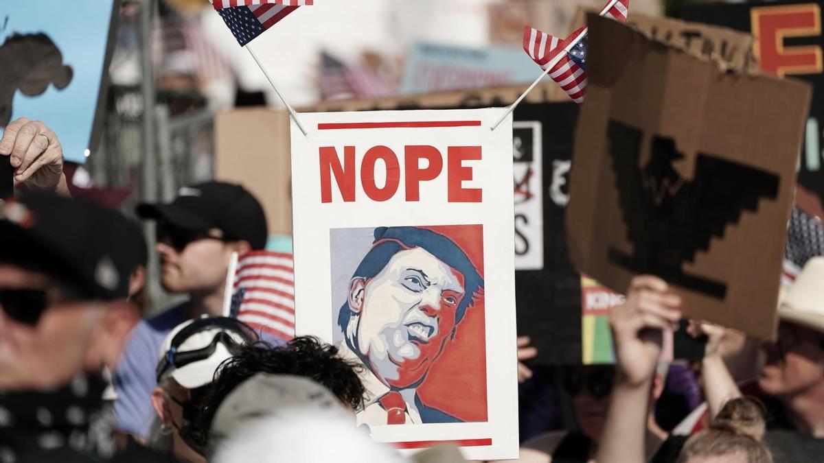 Manifestantes salen a la calle para protestar contra las políticas del presidente estadounidense, Donald Trump.