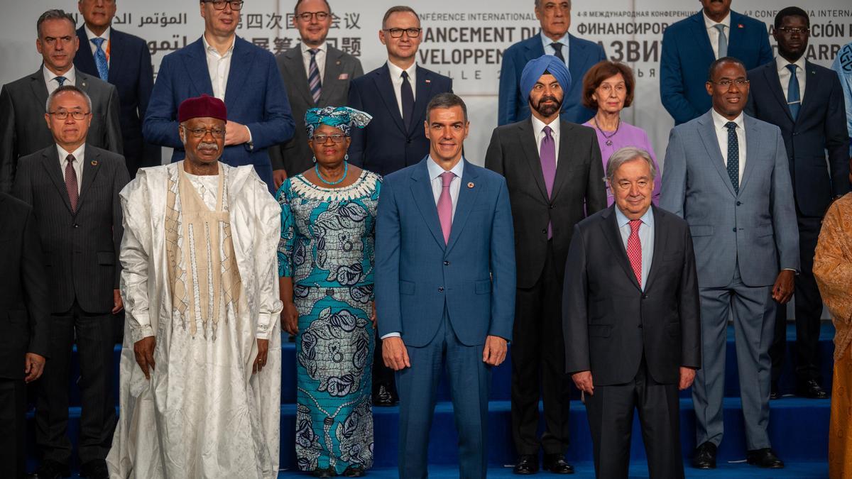 Pedro Sánchez junto a Antonio Guterres durante la foto de familia tras la recepción de los mandatarios en la apertura la IV Conferencia Internacional sobre la Financiación para el Desarrollo.