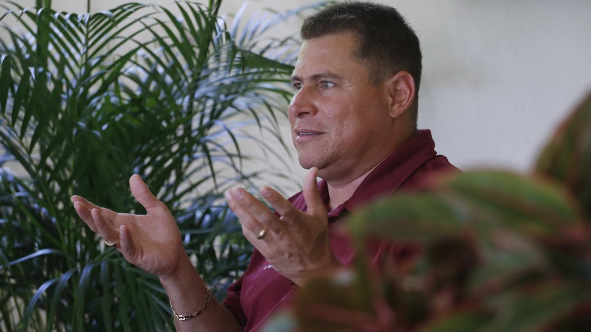 El periodista salvadoreño Mario Guevara habla durante una entrevista en San José Villanueva (El Salvador).