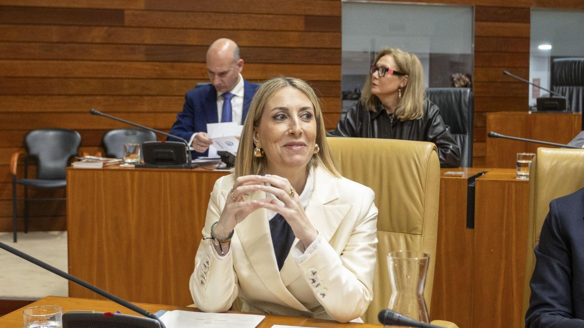 La candidata popular a la reelección como presidenta de la Junta de Extremadura, María Guardiola, durante la segunda jornada de la sesión de investidura, en Mérida.
