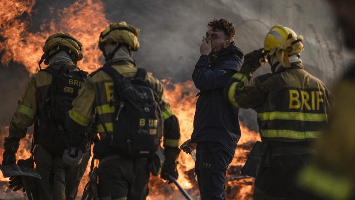 Los bomberos durante las labores de extinción del incendio que afecta este miércoles al municipio de Monterrei (Ourense).