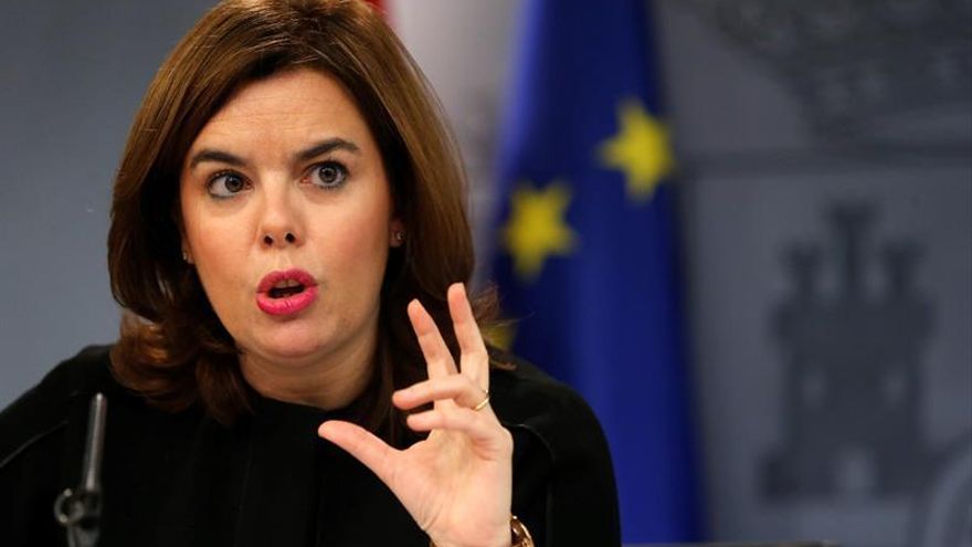 La vicepresidenta del Gobierno, Soraya Sáenz de Santamaría, durante la rueda de prensa posterior a la reunión del Consejo de Ministros celebrada el 4 de diciembre en Madrid.