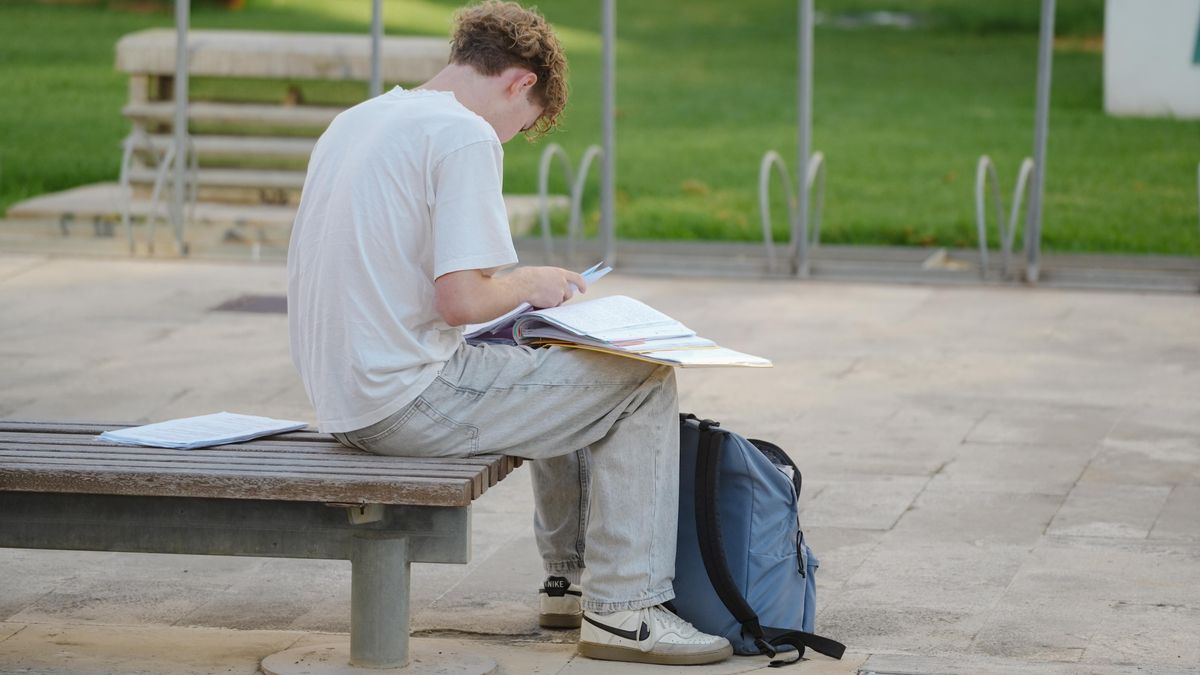 Un estudiante repasa sus apuntes antes de comenzar la PAU 2026 en la Universitat Politècnica de València.